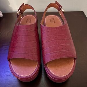 NWT Fitflop Eloise Croc-Embossed Wedge Back Strap in burgundy/maroon Size 7